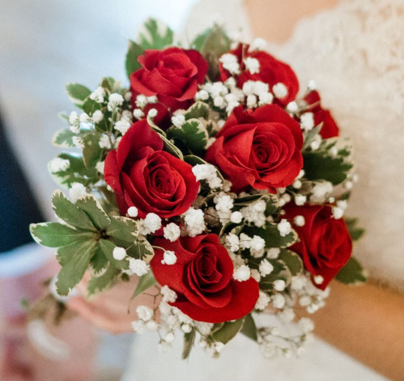 red rose baby's breath bouquet